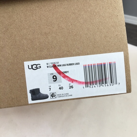 UGG CLASSIC MINI UGG RUBBER LOGO BOOT - Picture 6 of 7